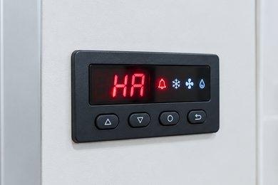 Панель контроллера холодильной камеры с кодом аварии HA